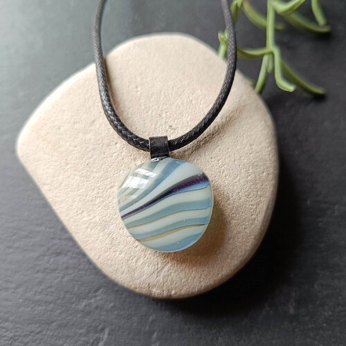 Pendentif en verre fusionné
