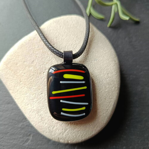 Collier pendentif multicolore en verre fusionné