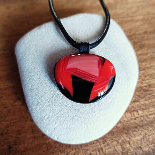 Pendentif verre rouge et noir