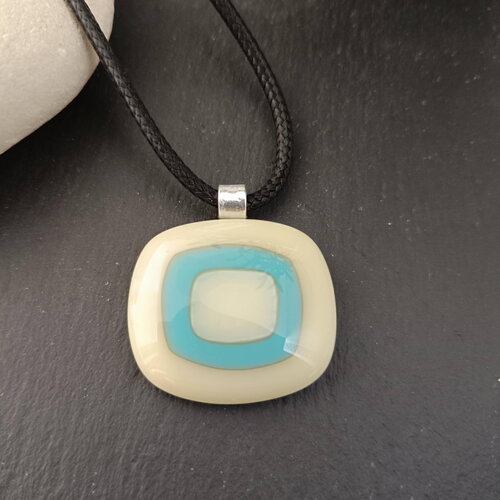 Pendentif en verre fusionné