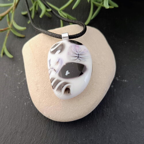 Pendentif noir, gris et blanc en verre