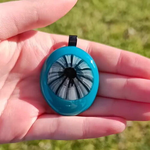 Collier pendentif en verre fusionné
