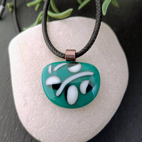 Pendentif turquoise abstrait en verre fusionné, collier simple, bijou en verre, création fait-main artisanale