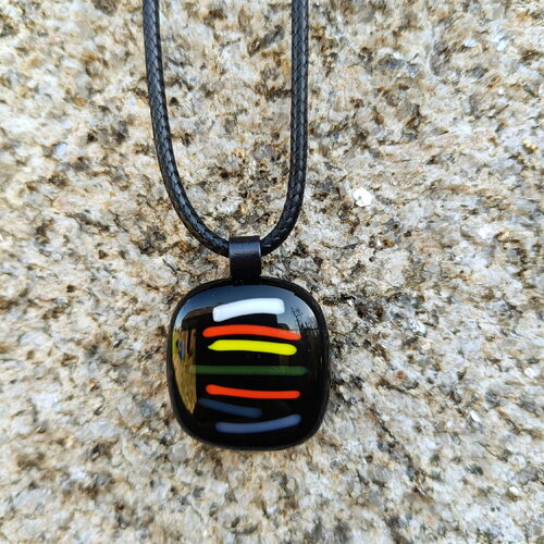 Pendentif multicoloré en verre fusionné