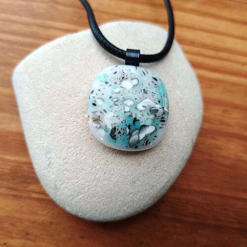Pendentif bleu en verre fusionné