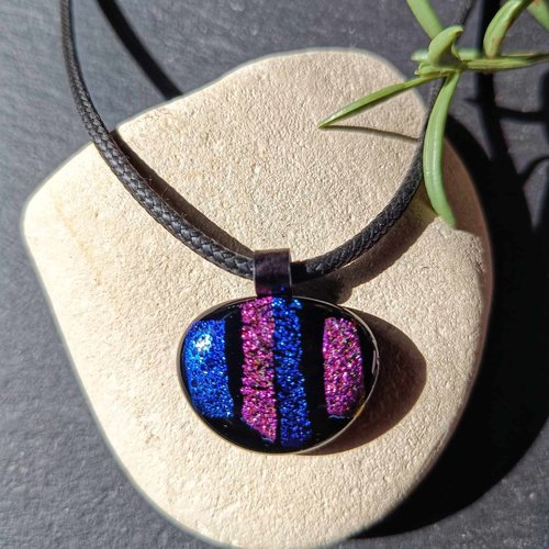 Pendentif en verre dichroïque fusionné fait à la main avec collier
