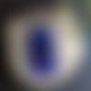 Pendentif bleu en verre avec corde