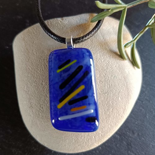 Pendentif bleu en verre avec corde