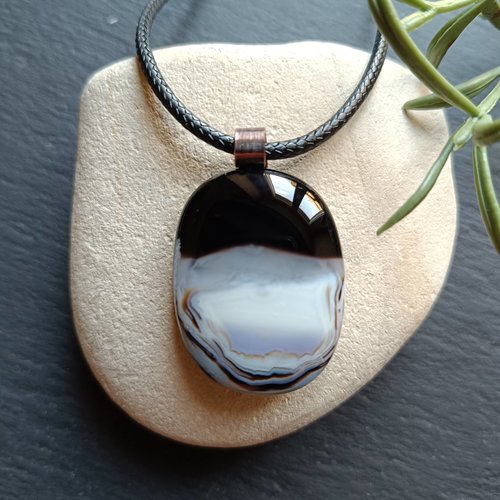 Collier pendentif noir et blanc en verre fusionné