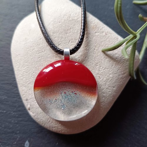 Pendentif rouge en verre avec bulles