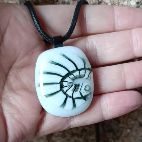 Grand pendentif en verre blanc - collier unique fait à la main