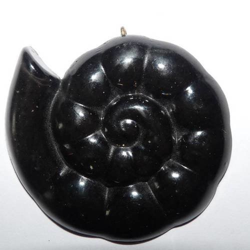 Pendentif noir cabochon spirale pour création unique en résine our créer des bijoux