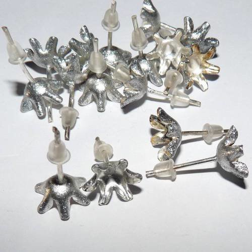 16 boucles d'oreilles support de puces d'oreilles base de perle strass corolle de fleur vintage