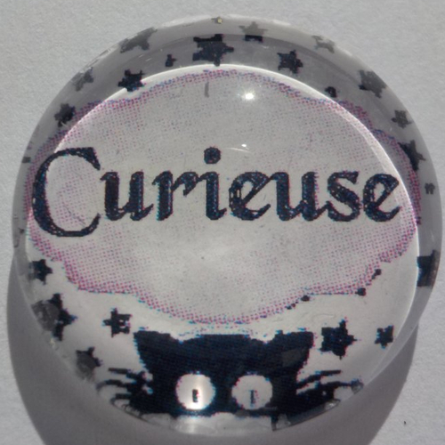 Cabochon de verre avec son écriture curieuse, 20 mm