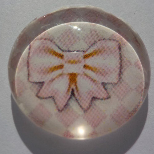 Cabochon de verre noeud sur fond à carreaux