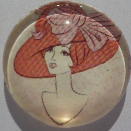 Cabochon de femme avec son chapeau, verre, rond, 25 mm, marron, beige,