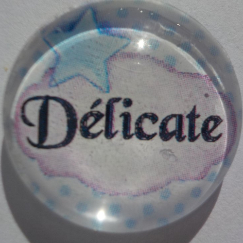 Cabochon de verre, rond et son écriture délicate