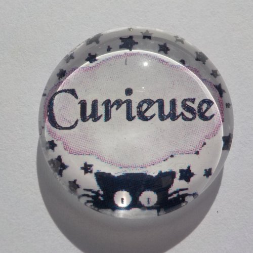 Cabochon de verre avec son écriture curieuse