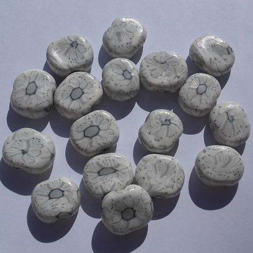 Perles artisanales en pâte polymère grises et blanches