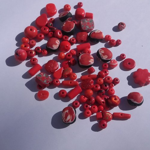 Perles mixes rouges, noires, grises en pâte fimo