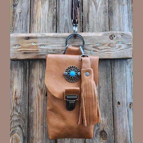 Pochette portable cuir revalorisé camel et empiècement métal argenté et turquoise