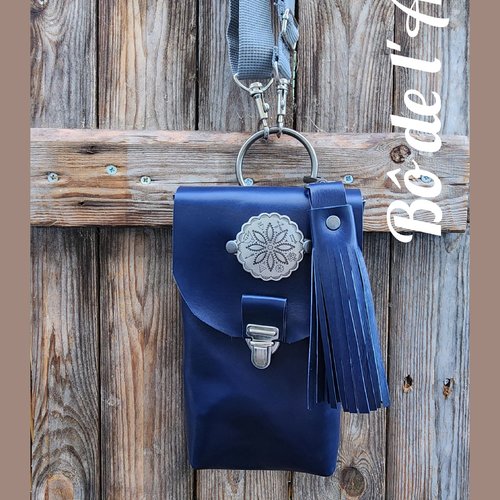 Pochette téléphone portable cuir revalorisé bleu marine,  pièce métal argenté ciselée