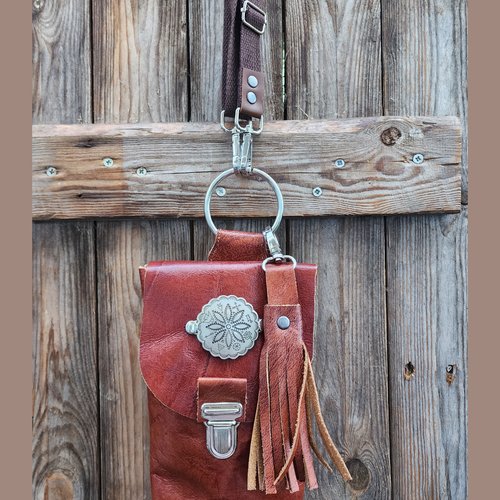 Pochette téléphone cuir revalorisé et pièce métal argentée