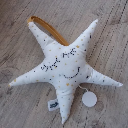 Doudou musical étoile avec yeux brodés tissus imprimé étoiles prune et moutarde
