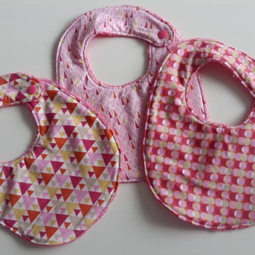 Bavoirs bébé en tissu et éponge fuschia et motifs géométriques fermeture par pression taille 0-6 mois - en lot 