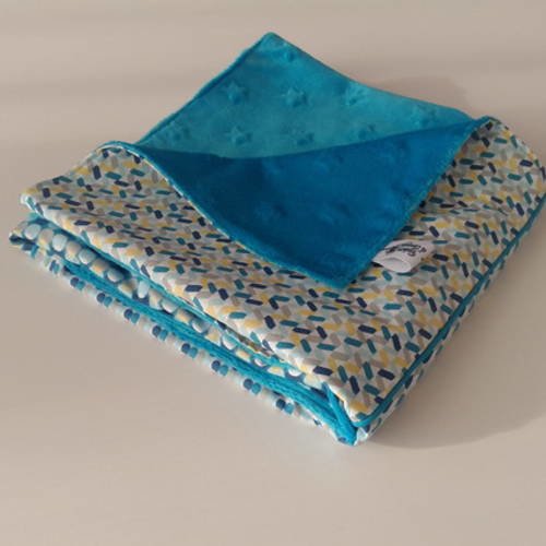 Couverture bébé en tissus douillette et coton imprimé s géométriques bleus et jaunes