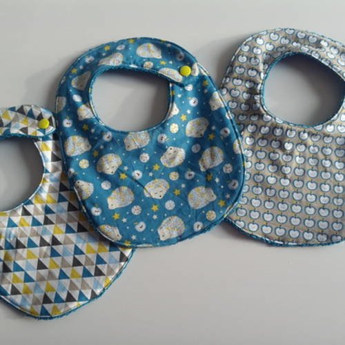 Bavoirs bébé en éponge bleu canard et tissus motifs hérisson, pomme et trianglefermeture par pression taille 0-6 mois 