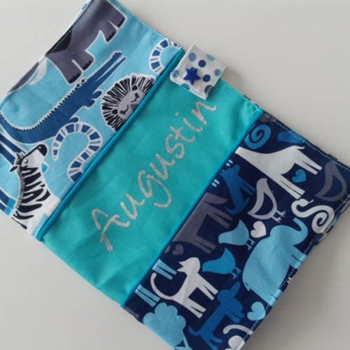 Protège-carnet de santé aux motifs jungle dans les tons bleu et gris fermeture par pression personnalisable