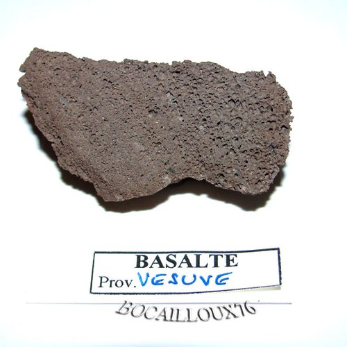 -dispo---basalte s1039* - italie.vésuve - c. mineraux - c13