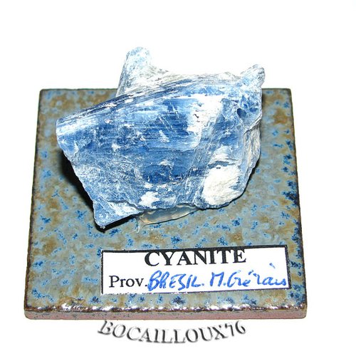 -dispo---cyanite (disthene) s208 - bresil - c. mineraux - c23