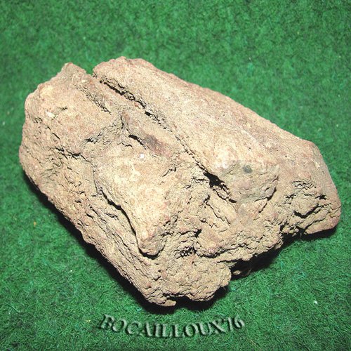 -dispo---basalte tephrite ¤64 - italie.vésuve - c. mineraux - m32