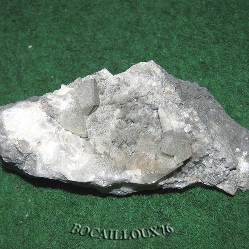 -dispo---calcite pyritée dent de chien ¤357 - 59.glageon - collection mineraux - m32