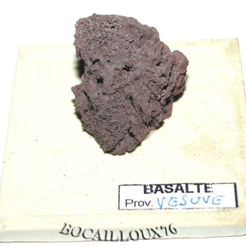 -dispo---basalte s854* - italie.vésuve - c. mineraux - bp0 .