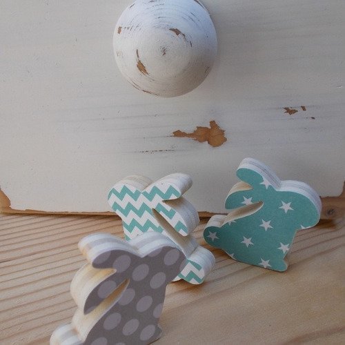Lapins en bois décorés - petits lapins en bois scrappés