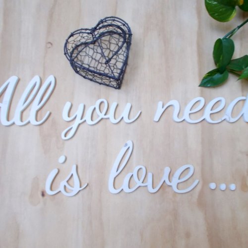 Phrase déco en bois brut  : all you need is love...
