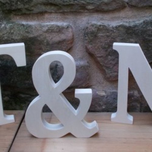 Lettres décoratives en bois v et m