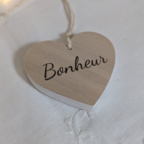 Coeur en bois gravé bonheur