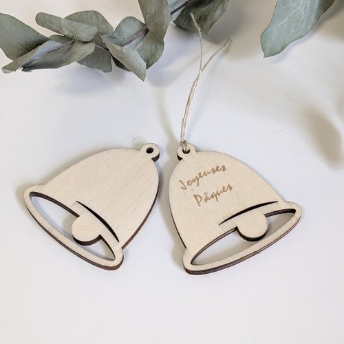 Cloches en bois suspension pour pâques