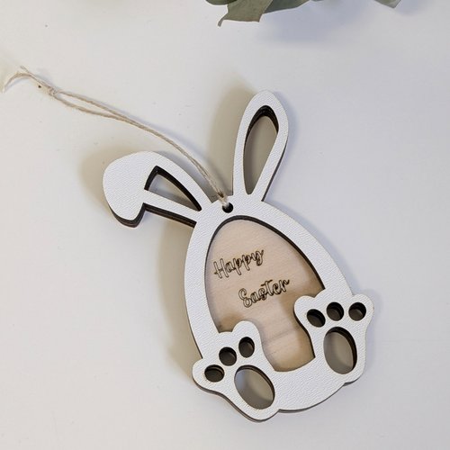 Oeuf en bois avec oreilles et patounes de lapin