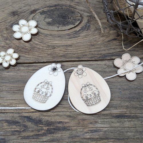 Oeufs pleins en bois motif lapin dans un panier