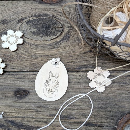 Oeufs pleins en bois motif lapin dans une coquille d'oeuf