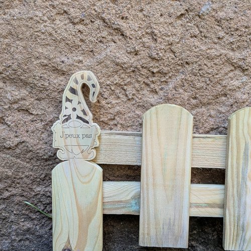 Bordure de jardin : décor et signalétique en bois