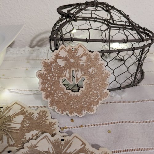 Couronne aux pommes de pins en bois - suspension couronne de noël