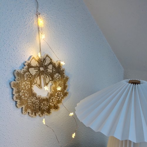 Couronne aux pommes de pins - décor de porte/mural