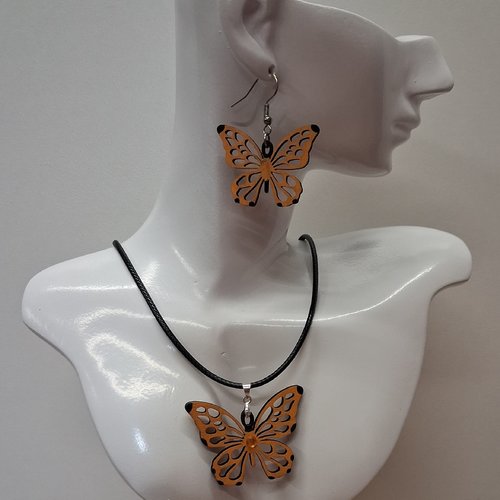 Parure en bois motif papillon