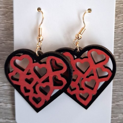 Boucles d'oreille en bois motif coeurs